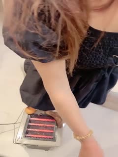 剧情演绎】小嫂子来家中做客，想要休息毫不客气 半推半就拔掉内裤掏出鸡巴直接无套后入，艹爽了就是双向奔赴