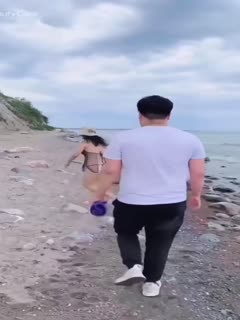 高贵气质美少妇沙滩裸奔❤️勾引海边观潮眼镜男到民宿酒店啪啪无套内射逼里无水印高清版