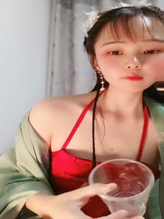 给狼友叫爸爸的哺乳期少妇，全程露脸肚兜情趣诱惑，淫声荡语抠逼自慰，道具双插骚穴和菊花，高潮不断水好多