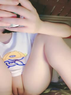 真·一线天馒头逼！难得一见名器，18萝莉萌妹，独自宿舍自慰，沾点口水揉搓，手指插入低低呻吟