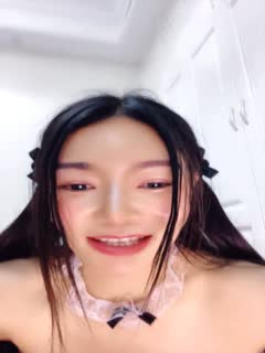 有气质的极品少妇，全露脸无毛白虎逼跟狼友撩骚互动，道具抽插骚穴特写展示，把自己搞喷了，精彩刺激别错过
