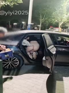 刚刚带骚妻出去玩，看到一个老年人在拾矿泉水瓶，于是老婆出于好心 露着大屁股把车上的几个水瓶 纸袋找找都给老年人了，老年人直说谢谢，骚妻说我就喜欢助人为乐，兄弟们她说的真的吗？