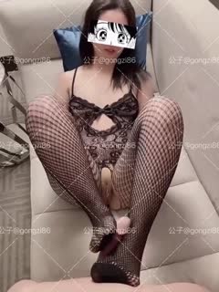穿上渔网袜玩弄鸡巴