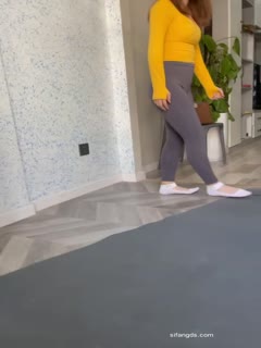 几个舞蹈培训班的学妹穿上丝袜拍摄被撕破丝袜咸猪手淫猥大胸眼镜妹被抠逼给摄影师打飞机9