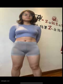 几个舞蹈培训班的学妹穿上丝袜拍摄被撕破丝袜咸猪手淫猥大胸眼镜妹被抠逼给摄影师打飞机17