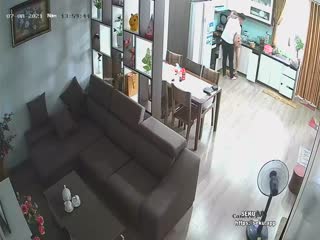 黑客破解家庭网络摄像头偷拍❤️老婆在厨房煮饭过程中被欲火浑身的老公 扒光抱起一顿操~1