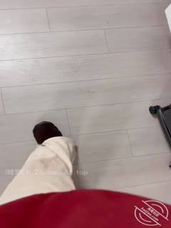 女儿闺蜜被我弄倒，女儿琪琪在旁边睡，我插她闺蜜骚逼
