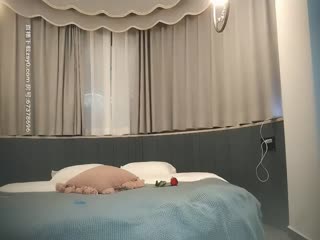 两个小辫子清纯系兼职学生妹，情趣酒店大圆床开啪，舔奶揉穴穿上肉丝，打桩机骑乘爆插，操的妹子啊啊叫