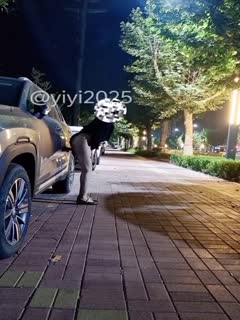 清儿今天又出来浪了带着她的大黑阳具在别人的车上玩起来了
