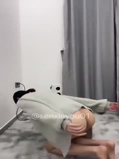 坐我后面的男生总是扯我胸罩带，我也不敢吭声，不敢告诉家里人，也不好告诉老师，我很害怕，毕竟班里就我一个男生这样穿