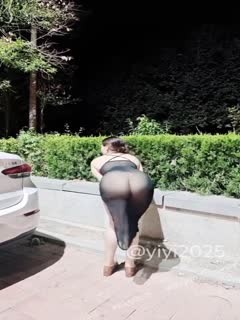 左右摇摆的大屁股，你们想对她做什么呢？