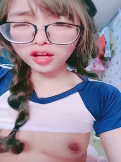 淫荡指数9分，眼镜美少女，顶级蜜桃美臀，高跟鞋美腿，两根手指猛扣穴，水声哗哗一直流出，拿出假屌抽插，爽的口水直流