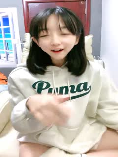 刚下海不久邻家妹妹清纯小妹，年龄不大还挺骚，撩起衣服扭动屁股，掰开小穴洞洞很紧，揉搓阴蒂很享受