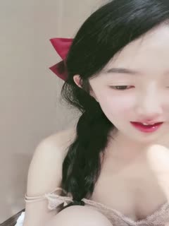 清纯超甜学生妹刚下海，顶级翘臀拨开丁字裤假屌爆，说话嗲嗲淫语骚话，喜欢吃老公的JB，掰开紧致嫩穴猛捅抽插